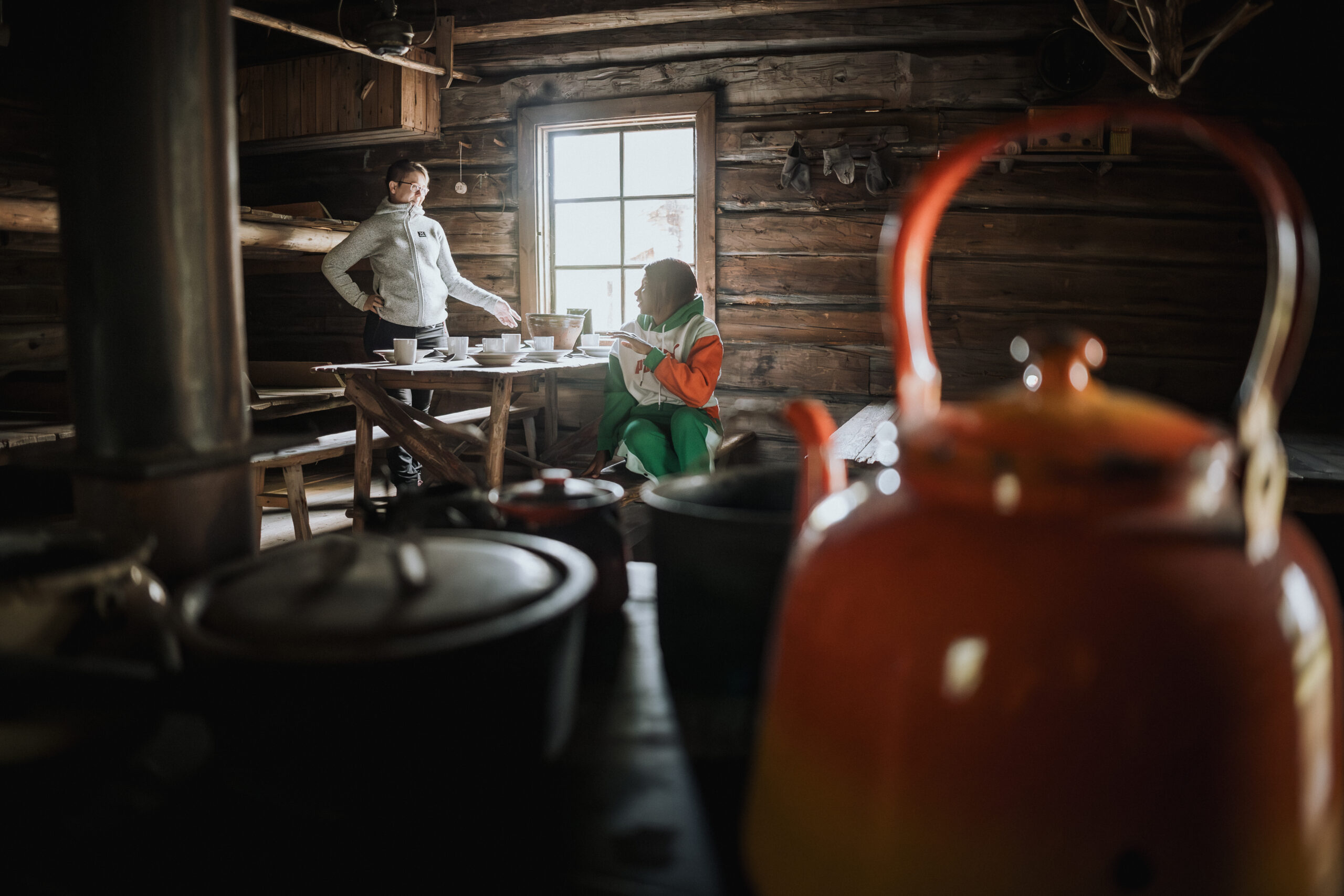kaksi naista Pielisen Museossa