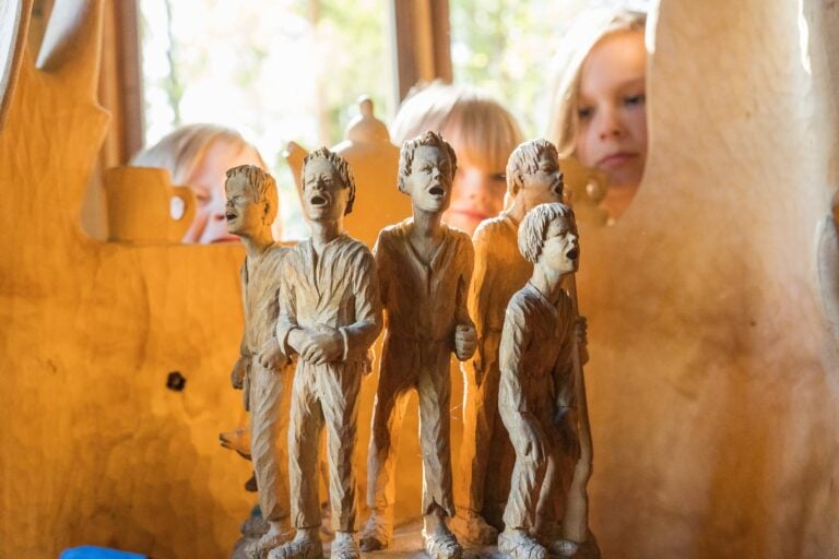 Lapset katsovat Paaterissa veistosta