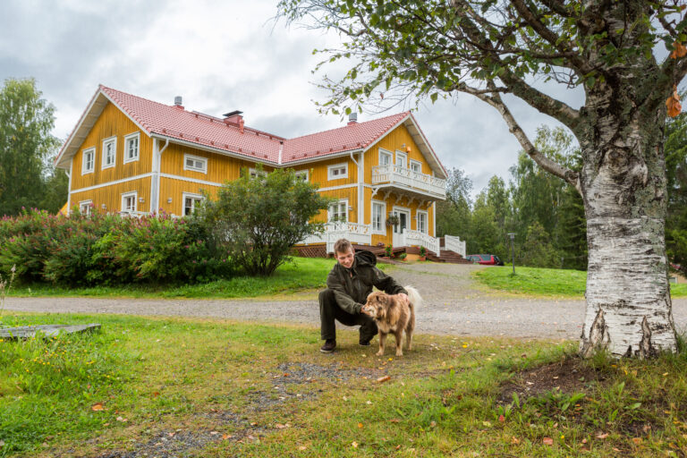 Mies ja koira Kestikievarin pihalla