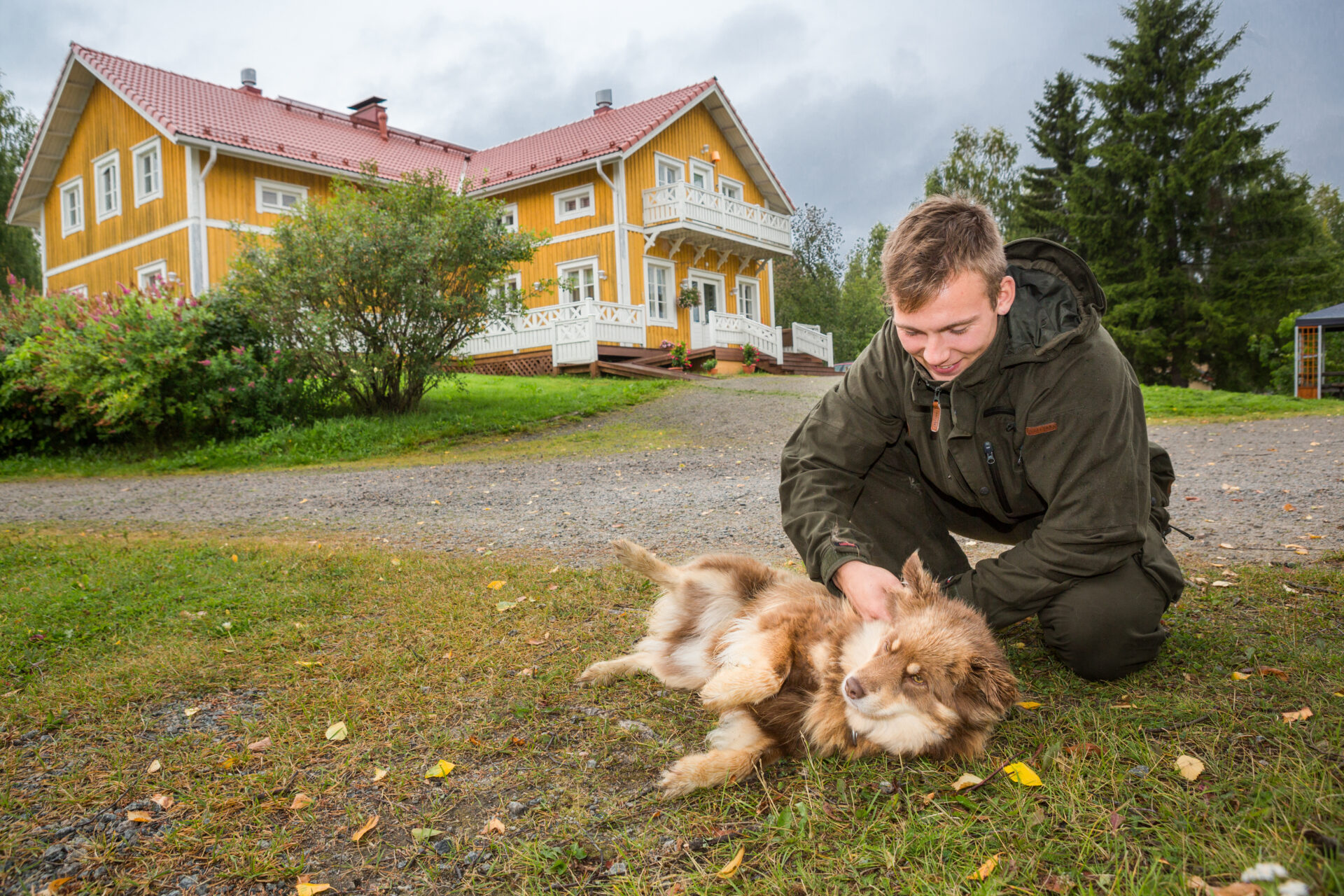 Mies ja koira Kestikievarin pihalla