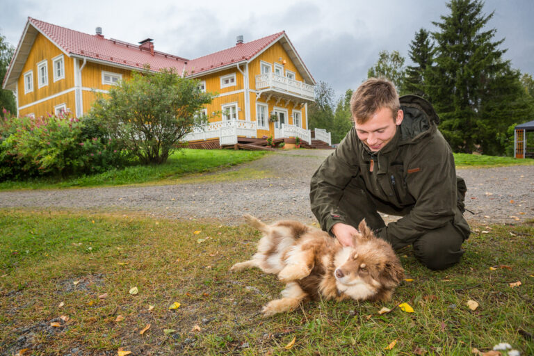 Mies ja koira Kestikievarin pihalla
