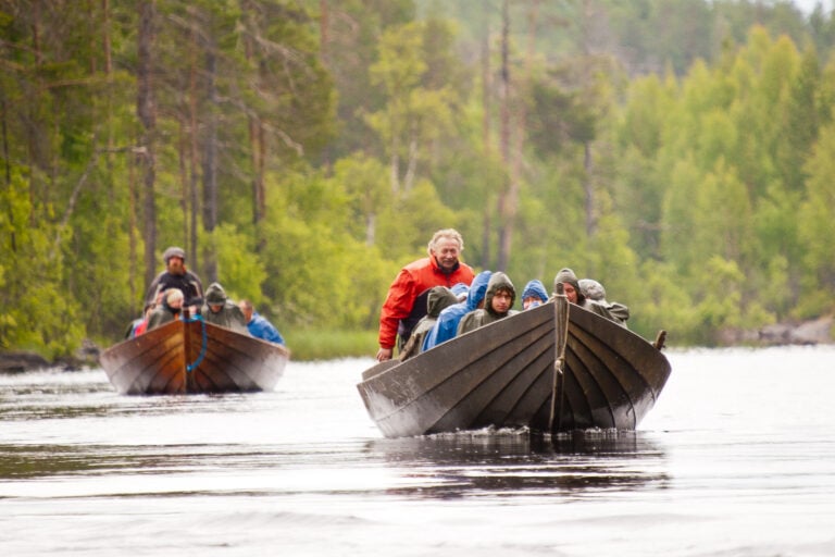 Ruunaan Matkailu veneellä suvannossa