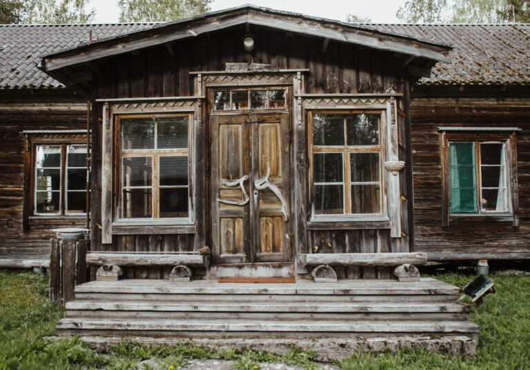 Tarina-ahon hirsirakennus