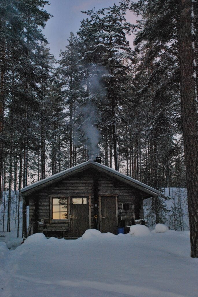 Eräkämppä pimenevässä illassa