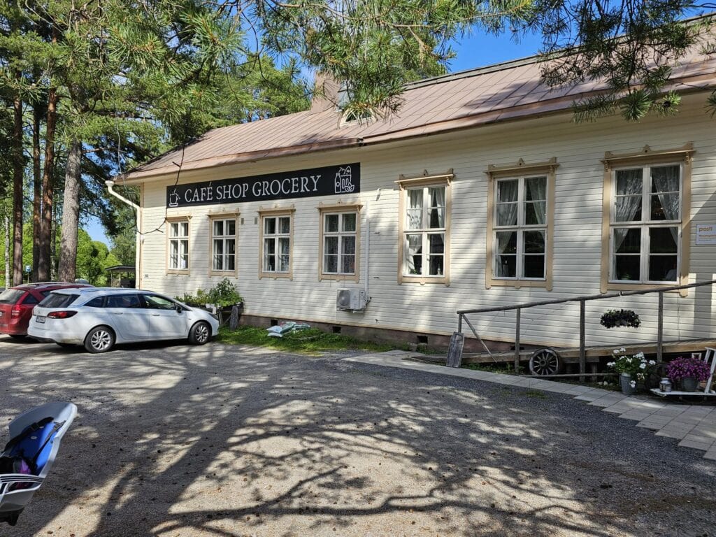 Wanhan koulun puoti Vuonislahdessa