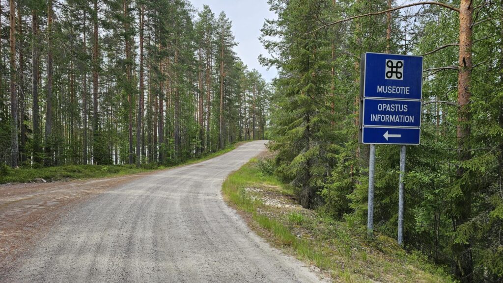 Vornan museotie, hiekkatie ja sininen opastekyltti