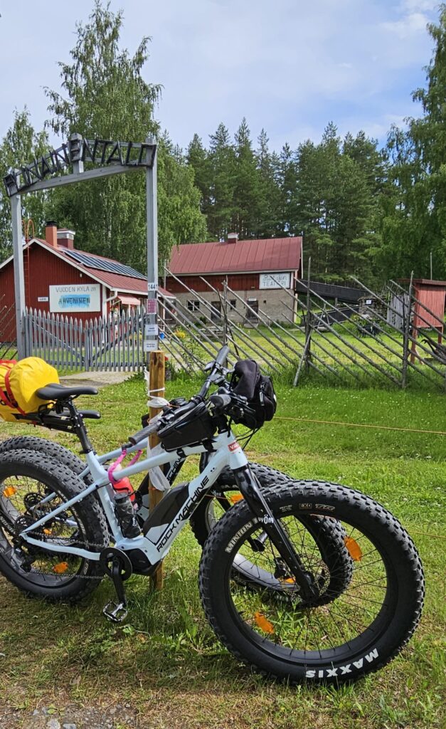 Ahvenisen Punanen talo ja sähköpolkupyörät etualalla