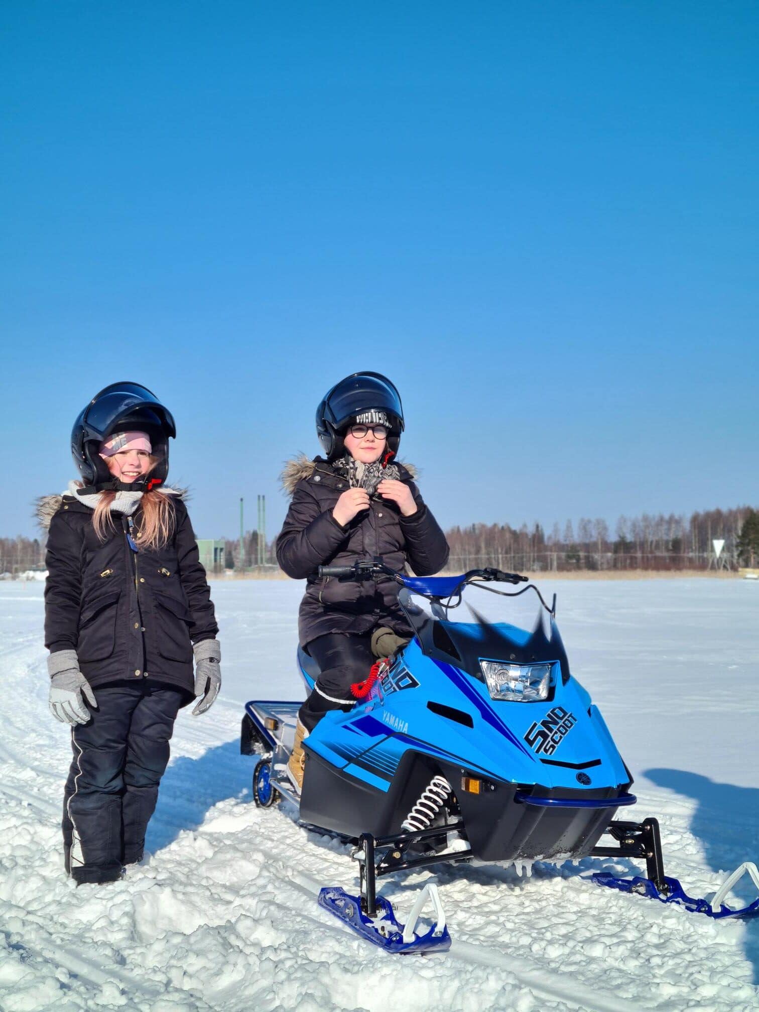 Lapset moottorikelkkailemassa