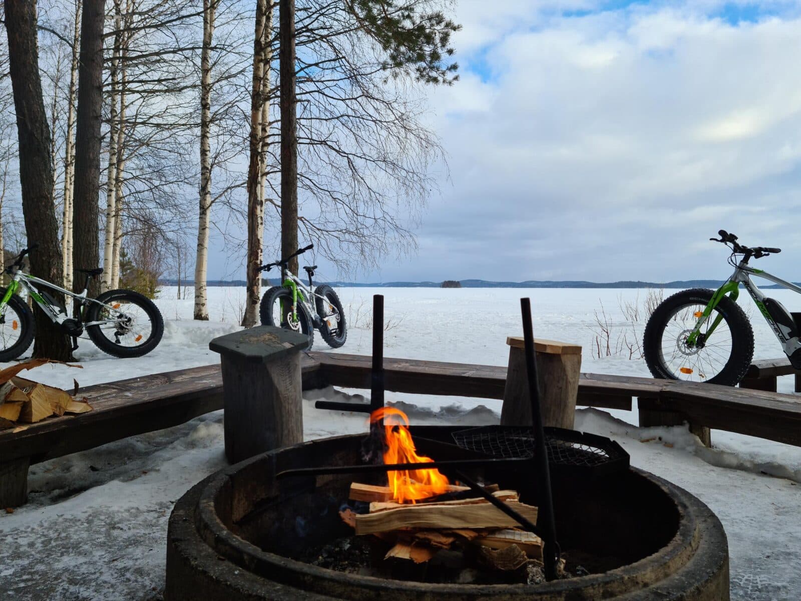 Polkupyöriä nuotiopaikalla