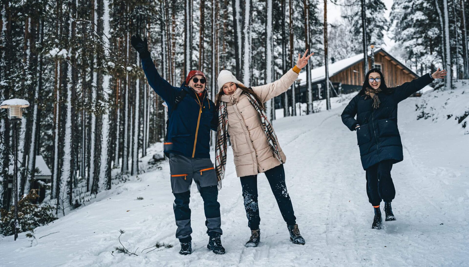 Ruunaan Matkailun pihalla kolme ihmistä